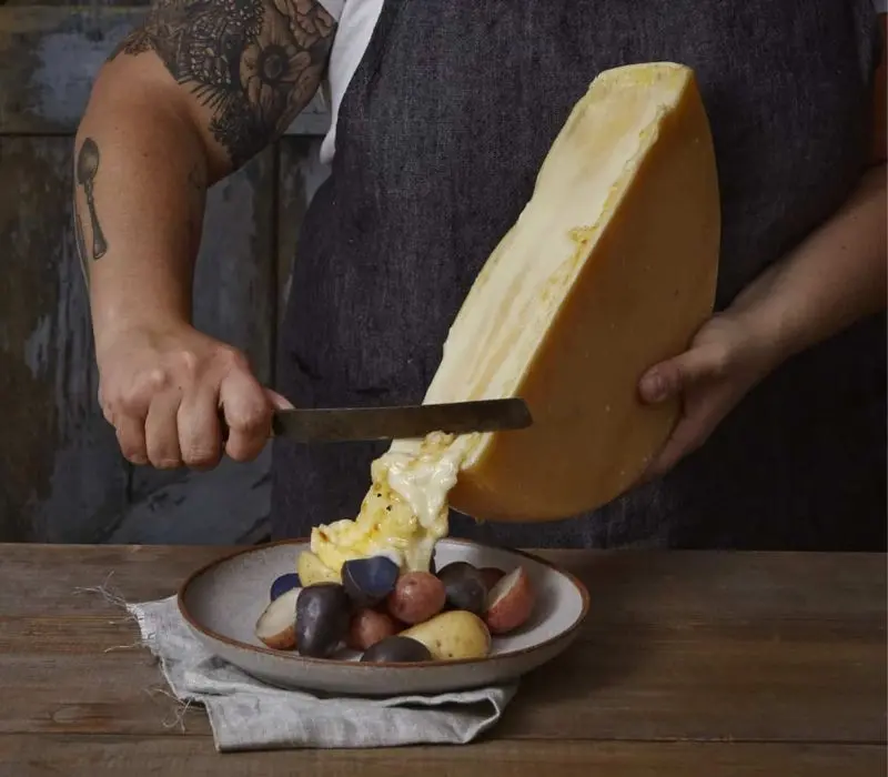 Ph&ocirc; mai Raclette: Vũ điệu tan chảy của tinh hoa ẩm thực v&ugrave;ng Alps 2