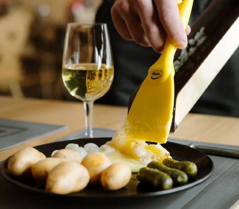 Ph&ocirc; mai Raclette: Vũ điệu tan chảy của tinh hoa ẩm thực v&ugrave;ng Alps 6