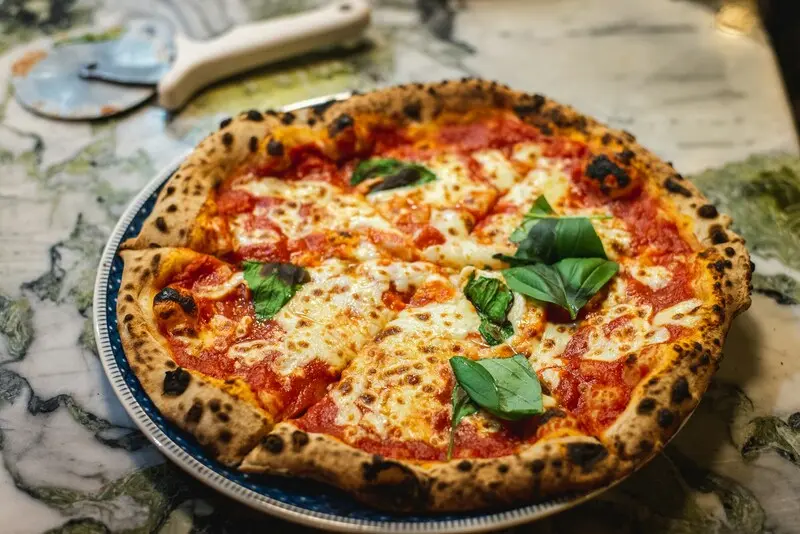 Pizza Margherita: Từ m&oacute;n ăn d&acirc;n d&atilde; đến biểu tượng ẩm thực nước &Yacute; 5