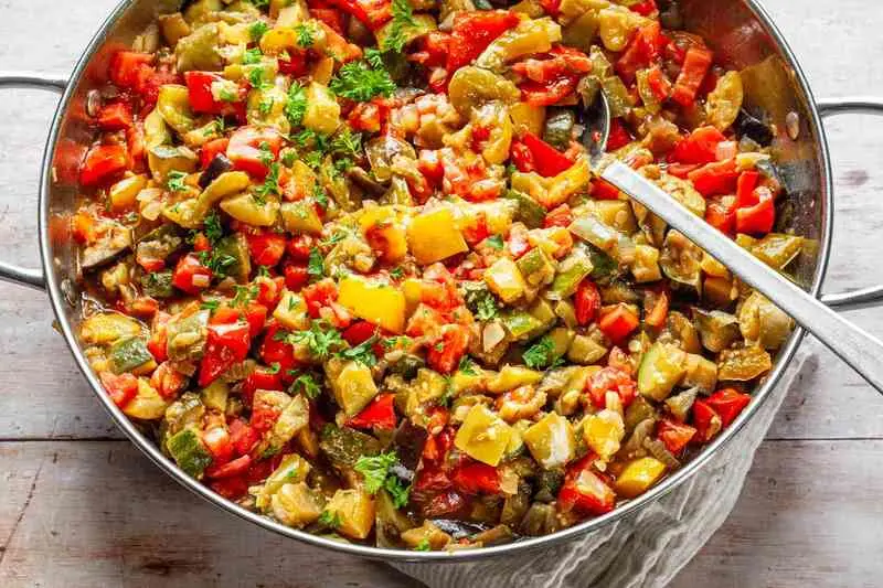 Ratatouille: Từ m&oacute;n hầm n&ocirc;ng d&acirc;n đến biểu tượng ẩm thực Ph&aacute;p 2