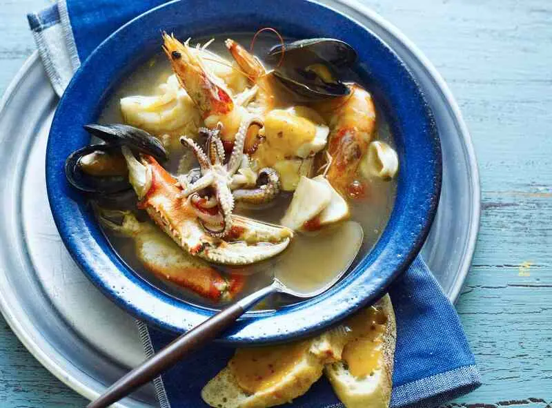 S&uacute;p c&aacute; Bouillabaisse đặc sản nức tiếng v&ugrave;ng Marseille Ph&aacute;p 12