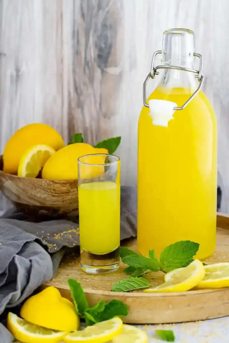 Thưởng thức rượu Limoncello thơm ngon đến từ nước &Yacute; 3