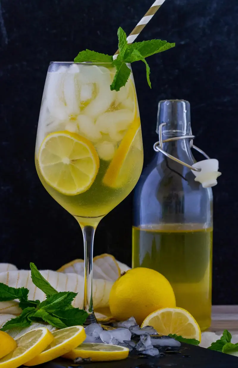 Thưởng thức rượu Limoncello thơm ngon đến từ nước &Yacute; 4