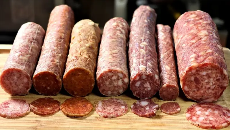 Thưởng thức salami, tinh hoa x&uacute;c x&iacute;ch &Yacute; mang đậm hương vị truyền thống 2