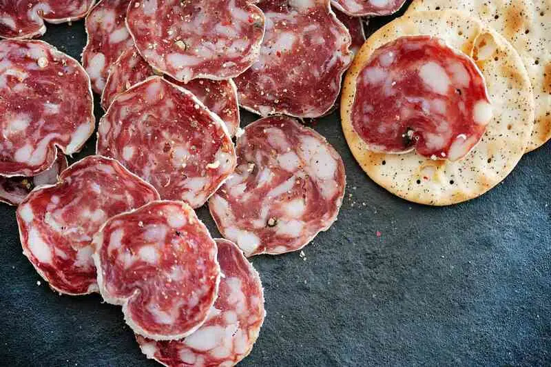 Thưởng thức salami, tinh hoa x&uacute;c x&iacute;ch &Yacute; mang đậm hương vị truyền thống 10