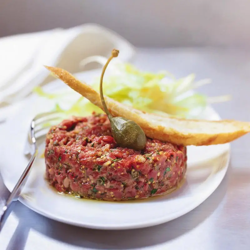 Thưởng thức thịt b&ograve; Tartare kiểu Ph&aacute;p ngon cực phẩm 2