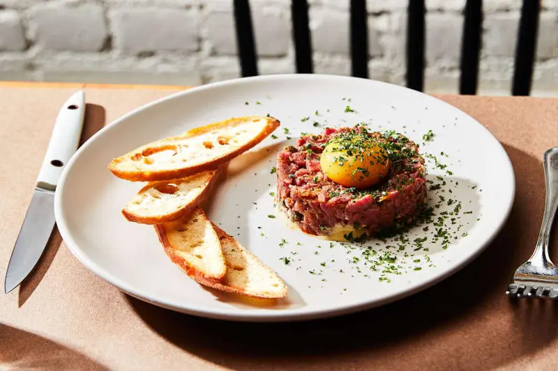 Thưởng thức thịt b&ograve; Tartare kiểu Ph&aacute;p ngon cực phẩm 3