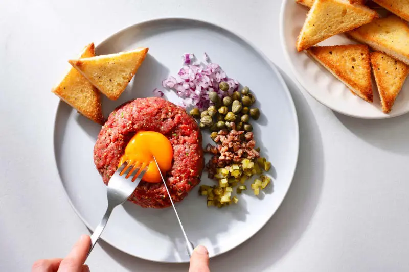 Thưởng thức thịt b&ograve; Tartare kiểu Ph&aacute;p ngon cực phẩm 4