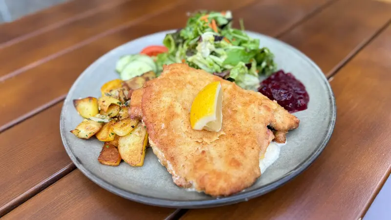 Wiener Schnitzel: Niềm tự h&agrave;o ẩm thực của người Vienna &Aacute;o 5