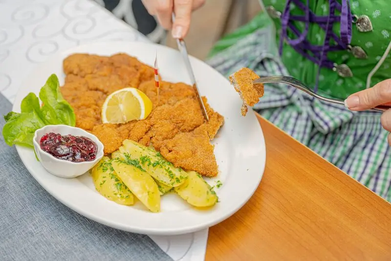Wiener Schnitzel: Niềm tự h&agrave;o ẩm thực của người Vienna &Aacute;o 3