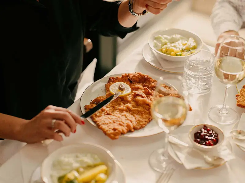Wiener Schnitzel: Niềm tự h&agrave;o ẩm thực của người Vienna &Aacute;o 4
