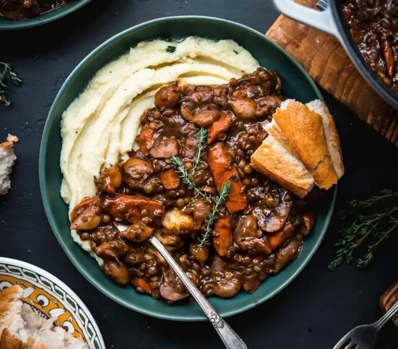 Coq au Vin: Món gà hầm vang đỏ kinh điển nước Pháp