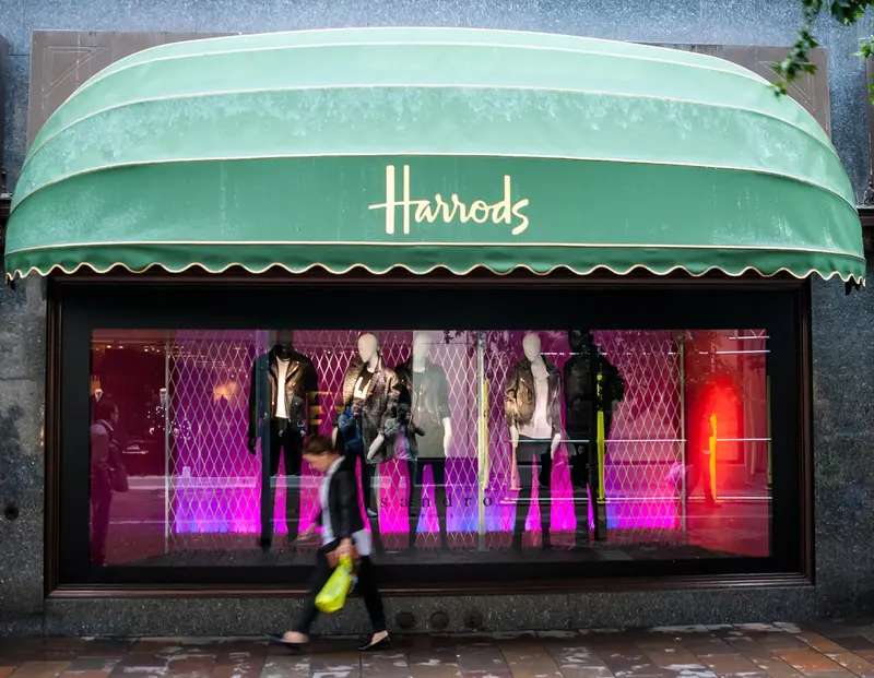 B&aacute;ch h&oacute;a Harrods London thi&ecirc;n đường cho c&aacute;c t&iacute;n đồ mua sắm ở Anh 14