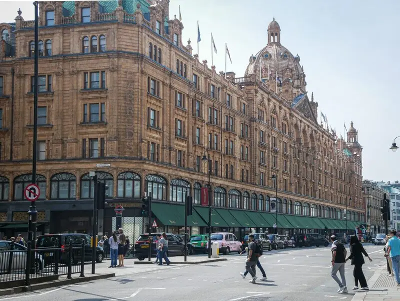 B&aacute;ch h&oacute;a Harrods London thi&ecirc;n đường cho c&aacute;c t&iacute;n đồ mua sắm ở Anh 4