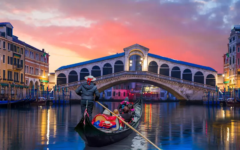 Chiếc thuyền Gondolas &ldquo;quốc d&acirc;n&rdquo; tại th&agrave;nh phố nổi Venice 2