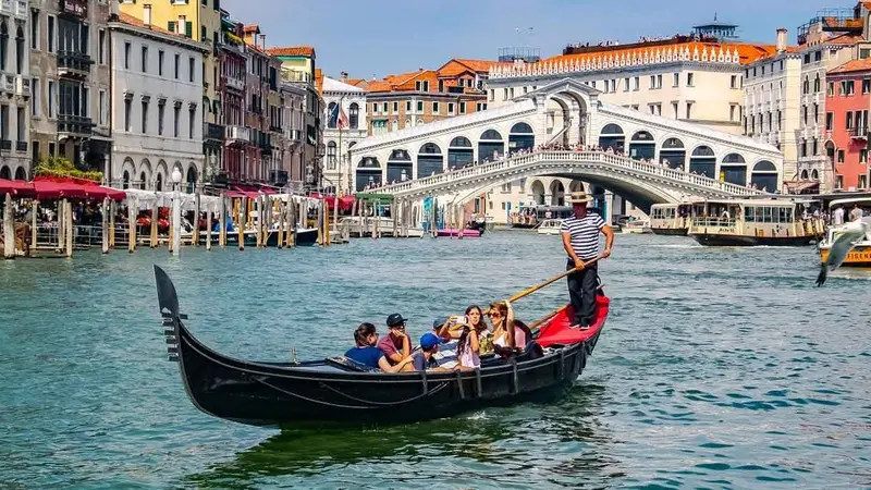 Chiếc thuyền Gondolas &ldquo;quốc d&acirc;n&rdquo; tại th&agrave;nh phố nổi Venice 10