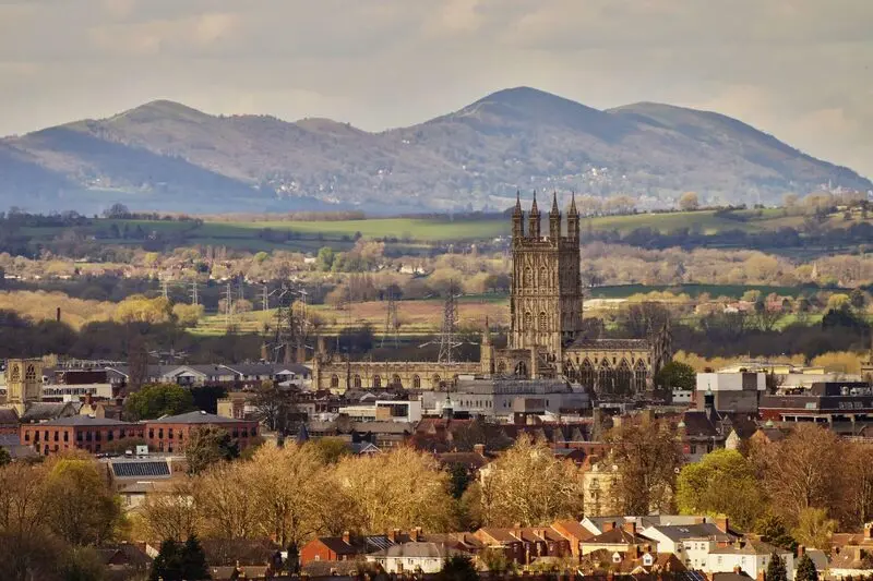 C&oacute; một Gloucester cổ k&iacute;nh b&ecirc;n bờ s&ocirc;ng Severn 2
