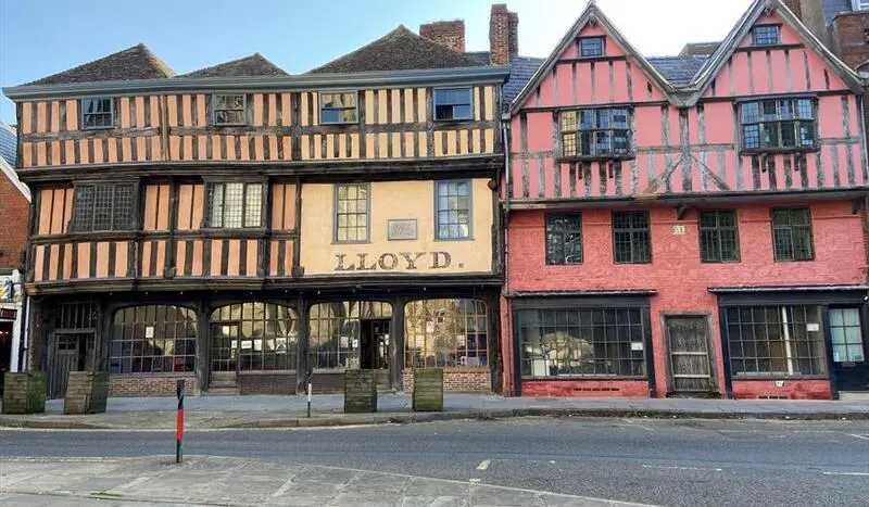 C&oacute; một Gloucester cổ k&iacute;nh b&ecirc;n bờ s&ocirc;ng Severn 8