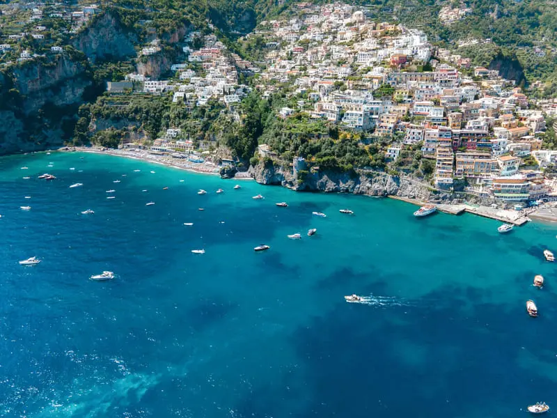 C&oacute; một l&agrave;ng biển Positano y&ecirc;n b&igrave;nh b&ecirc;n bờ biển Amalfi 2