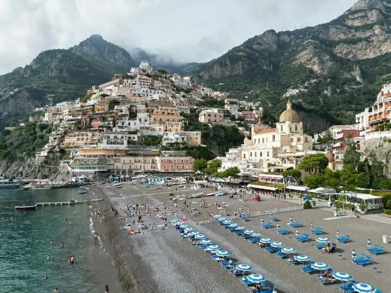 C&oacute; một l&agrave;ng biển Positano y&ecirc;n b&igrave;nh b&ecirc;n bờ biển Amalfi 4
