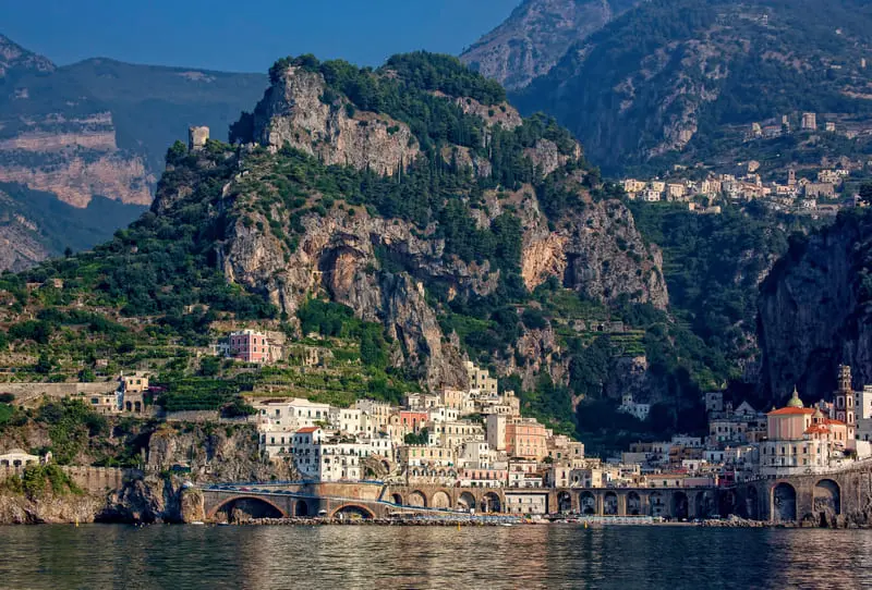 C&oacute; một l&agrave;ng biển Positano y&ecirc;n b&igrave;nh b&ecirc;n bờ biển Amalfi 7