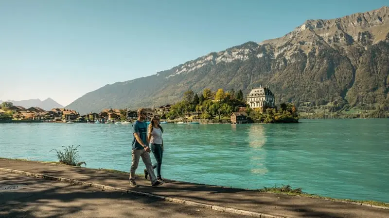 C&oacute; một n&agrave;ng thơ Iseltwald b&ecirc;n hồ Brienz l&atilde;ng mạn 4