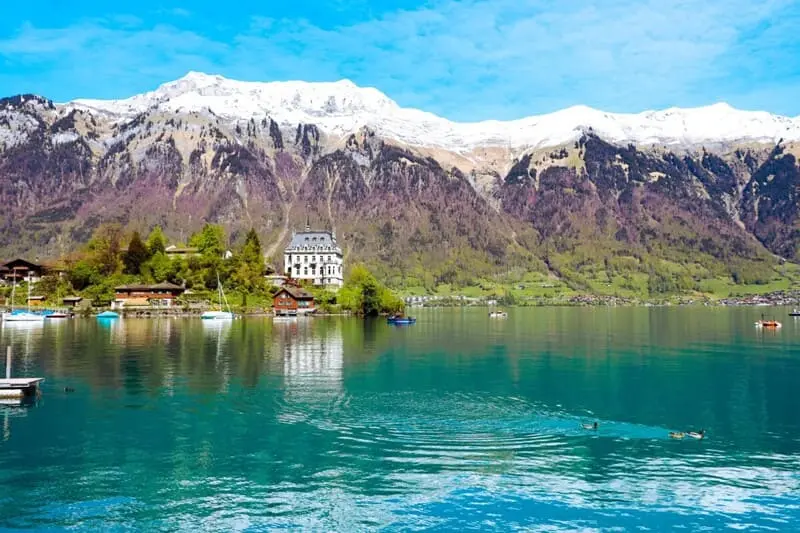 C&oacute; một n&agrave;ng thơ Iseltwald b&ecirc;n hồ Brienz l&atilde;ng mạn 3