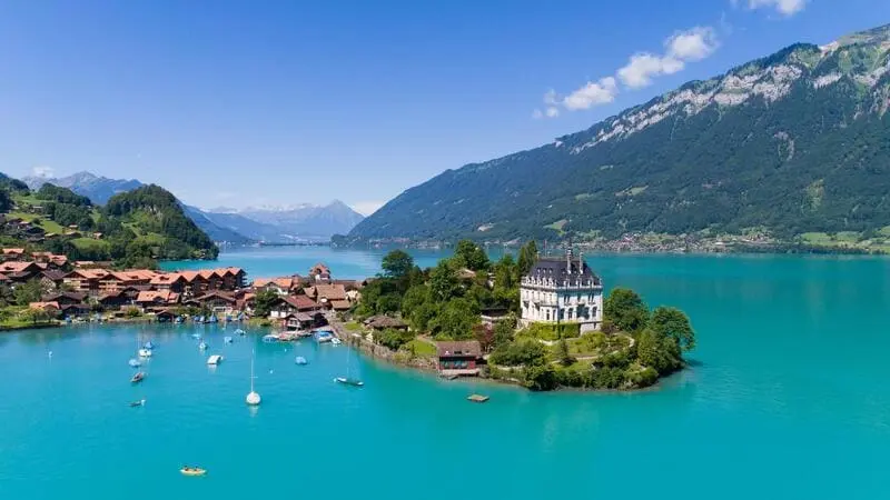C&oacute; một n&agrave;ng thơ Iseltwald b&ecirc;n hồ Brienz l&atilde;ng mạn 2