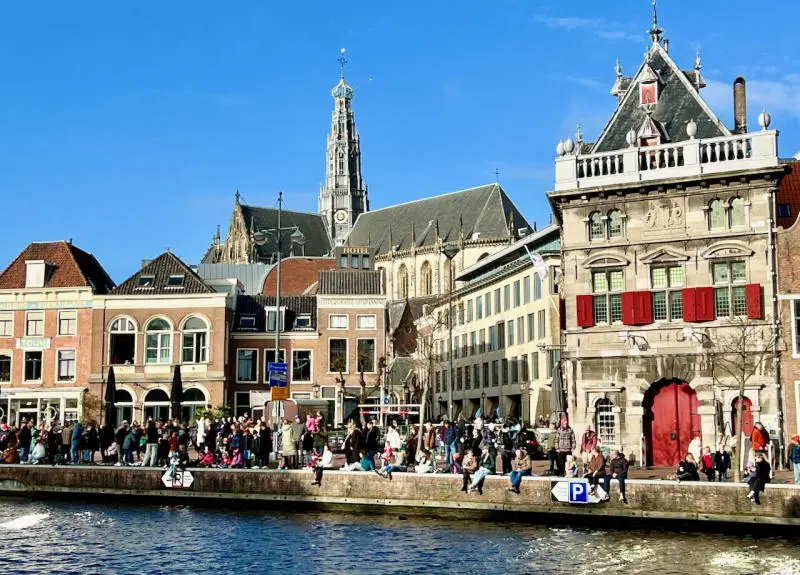 C&oacute; một th&agrave;nh phố Haarlem xinh đẹp giữa l&ograve;ng H&agrave; Lan 3