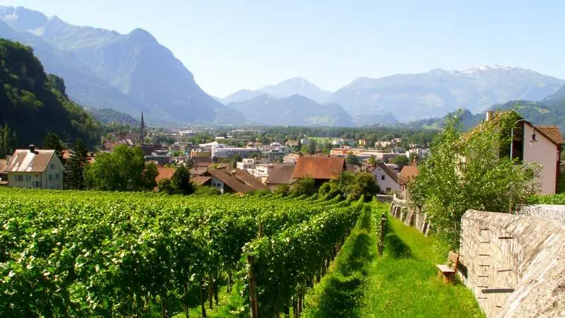 C&ocirc;ng quốc Liechtenstein nhỏ b&eacute; nằm s&acirc;u trong d&atilde;y Alps tại ch&acirc;u &Acirc;u 4