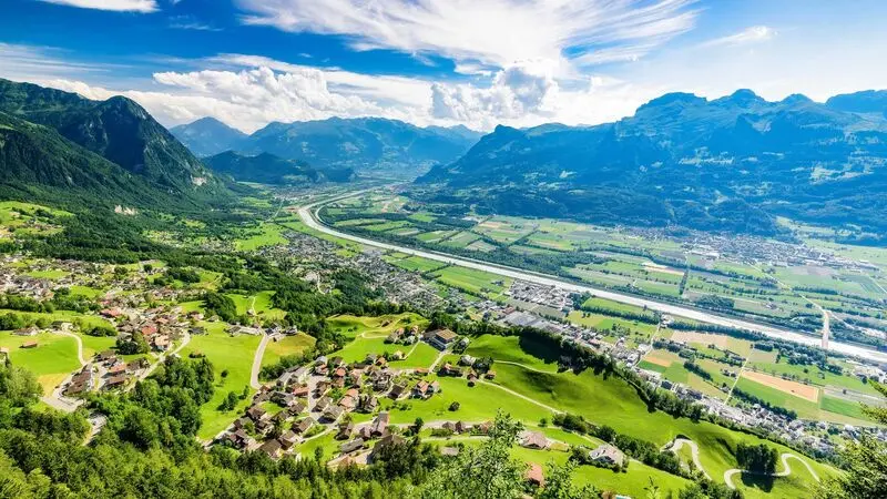 C&ocirc;ng quốc Liechtenstein nhỏ b&eacute; nằm s&acirc;u trong d&atilde;y Alps tại ch&acirc;u &Acirc;u 9