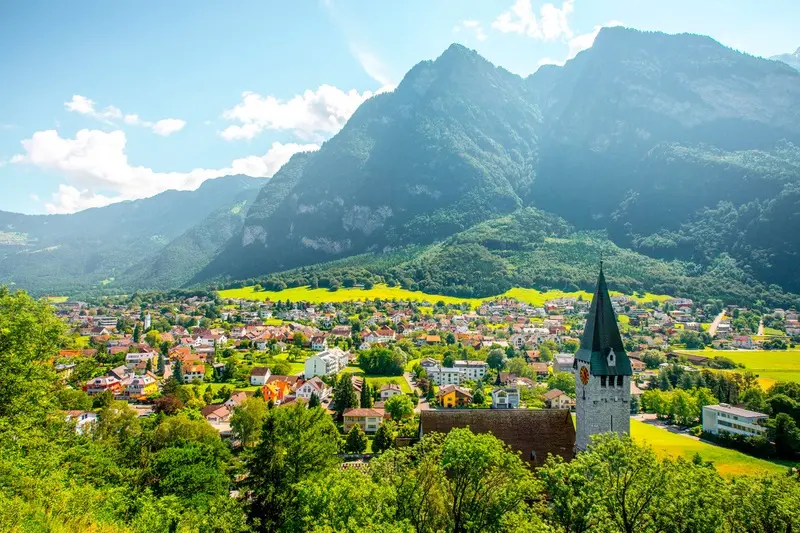 C&ocirc;ng quốc Liechtenstein nhỏ b&eacute; nằm s&acirc;u trong d&atilde;y Alps tại ch&acirc;u &Acirc;u 7