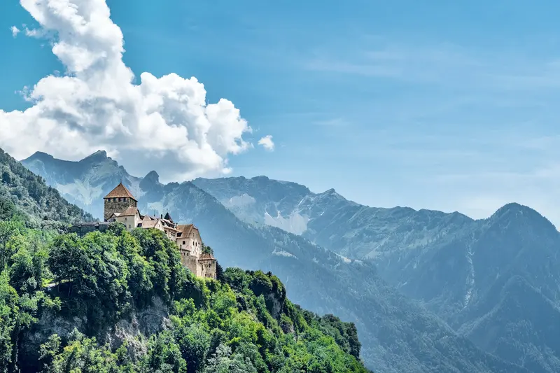 C&ocirc;ng quốc Liechtenstein nhỏ b&eacute; nằm s&acirc;u trong d&atilde;y Alps tại ch&acirc;u &Acirc;u 5