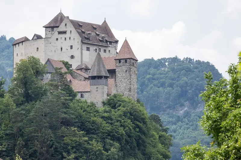 C&ocirc;ng quốc Liechtenstein nhỏ b&eacute; nằm s&acirc;u trong d&atilde;y Alps tại ch&acirc;u &Acirc;u 8