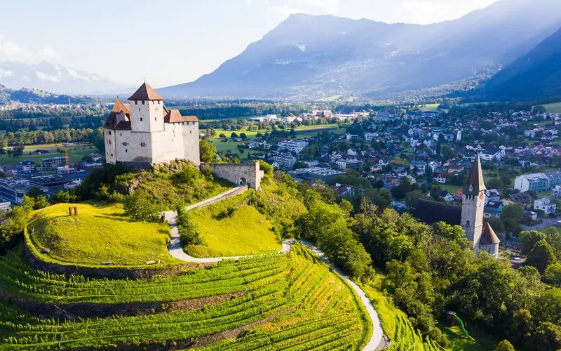 C&ocirc;ng quốc Liechtenstein nhỏ b&eacute; nằm s&acirc;u trong d&atilde;y Alps tại ch&acirc;u &Acirc;u 2
