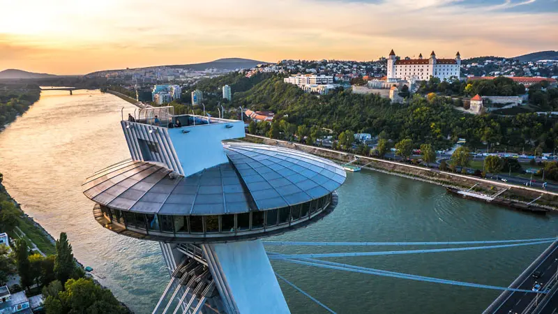 Du lịch Bratislava, kh&aacute;m ph&aacute; th&agrave;nh phố cổ k&iacute;nh của Slovakia 8