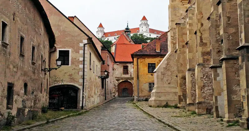Du lịch Bratislava, kh&aacute;m ph&aacute; th&agrave;nh phố cổ k&iacute;nh của Slovakia 5