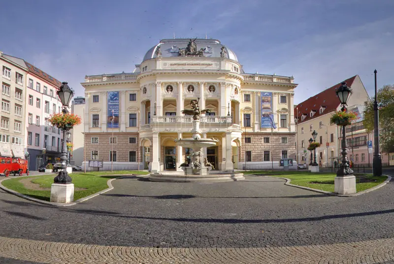 Du lịch Bratislava, kh&aacute;m ph&aacute; th&agrave;nh phố cổ k&iacute;nh của Slovakia 7