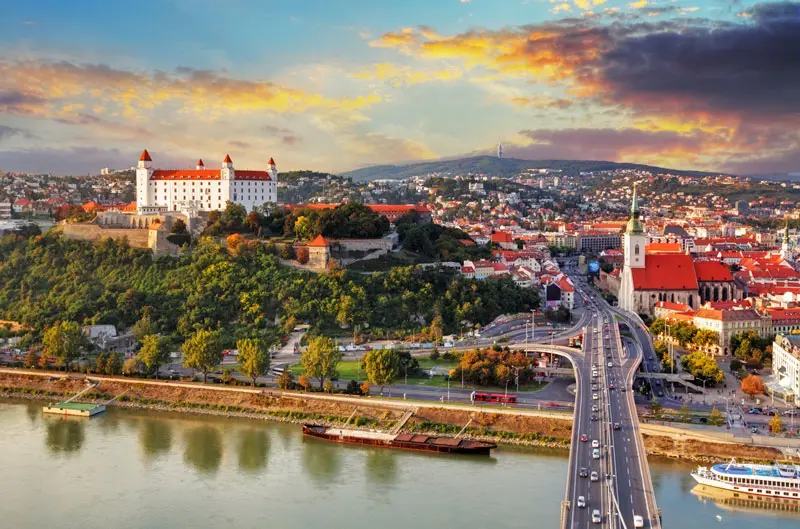 Du lịch Bratislava, kh&aacute;m ph&aacute; th&agrave;nh phố cổ k&iacute;nh của Slovakia 2