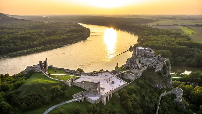 Du lịch Bratislava, kh&aacute;m ph&aacute; th&agrave;nh phố cổ k&iacute;nh của Slovakia 9