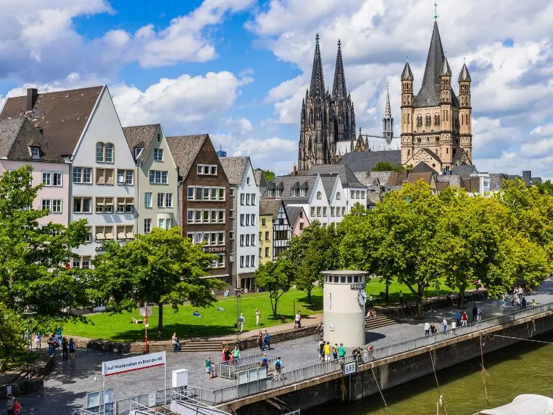 Kh&aacute;m ph&aacute; K&ouml;ln cổ k&iacute;nh b&ecirc;n d&ograve;ng s&ocirc;ng Rhine, Đức 4