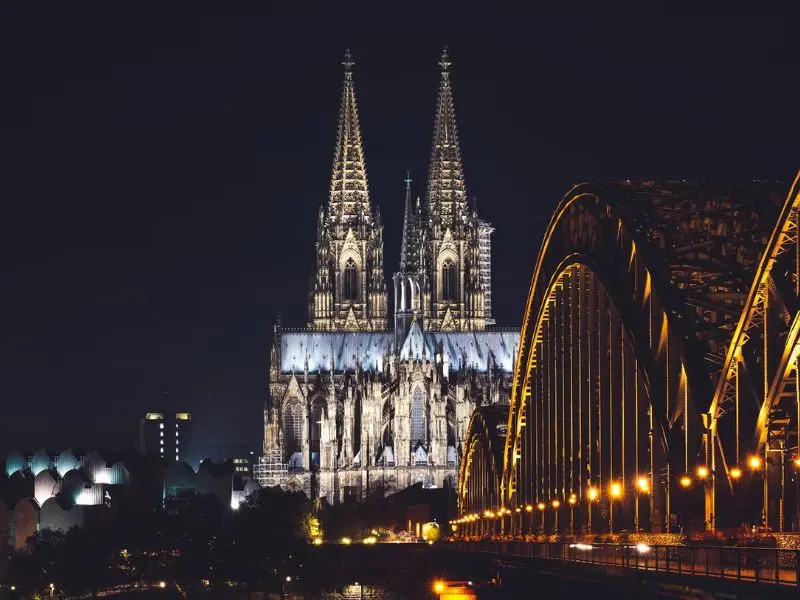 Kh&aacute;m ph&aacute; K&ouml;ln cổ k&iacute;nh b&ecirc;n d&ograve;ng s&ocirc;ng Rhine, Đức 6