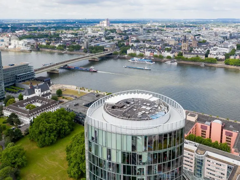 Kh&aacute;m ph&aacute; K&ouml;ln cổ k&iacute;nh b&ecirc;n d&ograve;ng s&ocirc;ng Rhine, Đức 10
