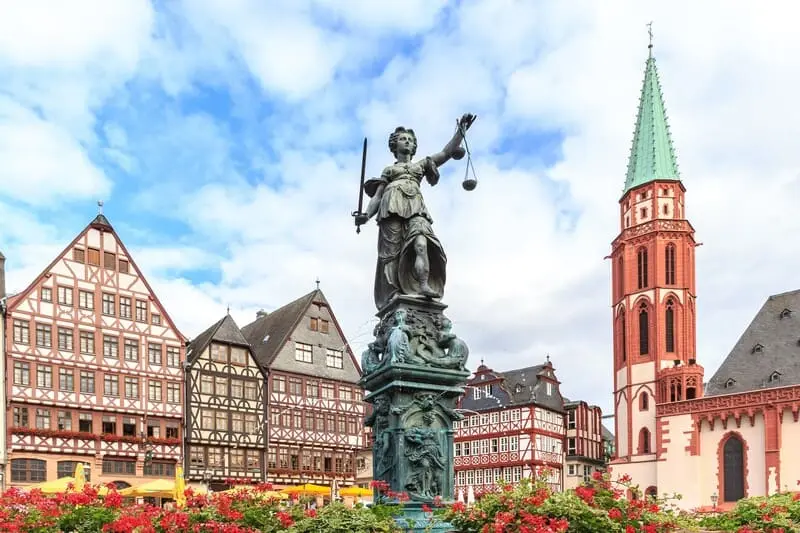 Lạc giữa Quảng trường Romerberg, kỳ quan miền Frankfurt 8