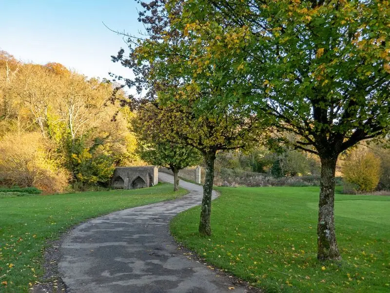 L&agrave;ng cổ Castle Combe: Vi&ecirc;n ngọc cổ t&iacute;ch giữa l&ograve;ng nước Anh 6