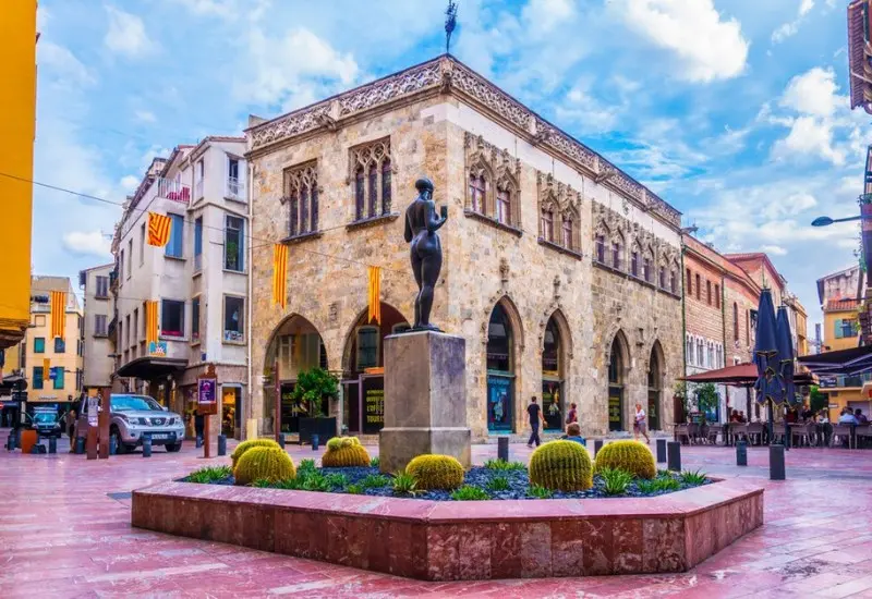 Perpignan: Th&agrave;nh phố cổ mang dấu ấn nghệ thuật Địa Trung Hải 9