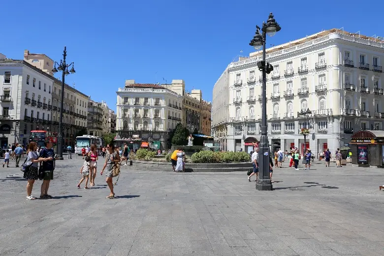 Quảng trường Puerta del Sol: Trái tim sôi động của Madrid 9