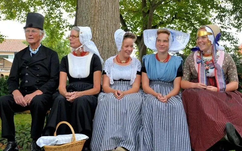 Volendam: Thị trấn ven biển cổ k&iacute;nh v&agrave; quyến rũ của H&agrave; Lan 7