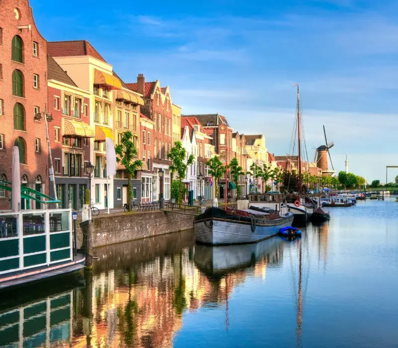 Du lịch Rotterdam, một trong những hải cảng lớn nhất thế giới