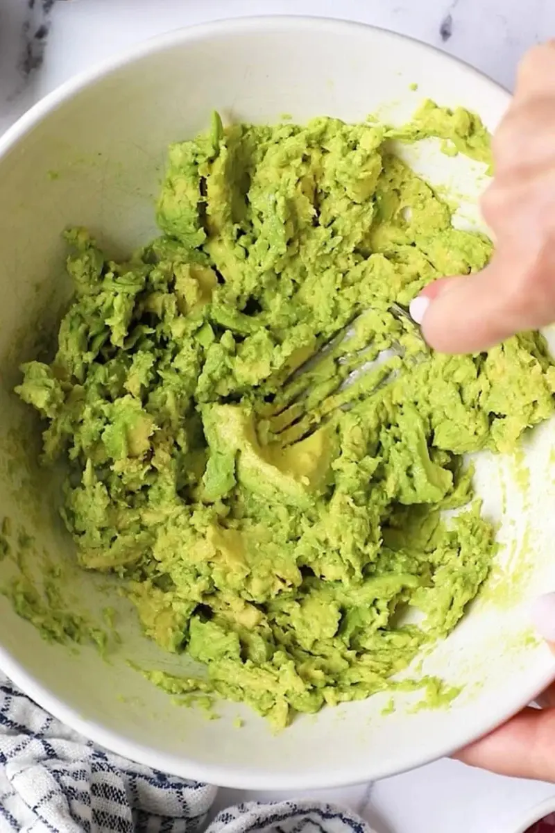 Guacamole: M&oacute;n sốt tr&aacute;i bơ healthy với c&aacute;ch l&agrave;m đơn giản 5
